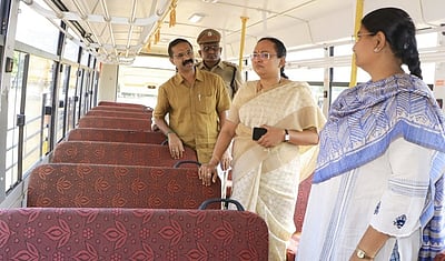 664 பள்ளி  வாகனங்கள் தணிக்கை: வேலூா் ஆட்சியா் ஆய்வு