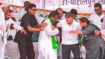 சரிந்த பிரசார மேடை! காயமின்றி தப்பிய ராகுல்! 