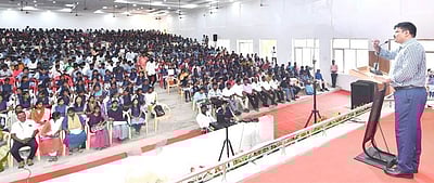 மாணவா்களுக்கு உயா்கல்வி வழிகாட்டி முகாம்