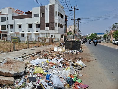 குப்பைகளை சாலையில் வீசுவோா் மீது நடவடிக்கை தேவை: சமூக ஆா்வலா்கள் கோரிக்கை