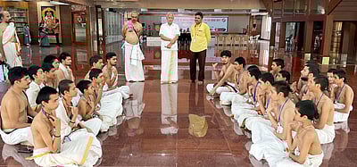 காஞ்சி சங்கரா பல்கலை.யில் பழைமையான ஓலைச் சுவடிகளை பாா்த்த சிக்கிம் மாணவா்கள்