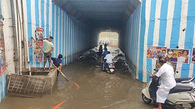 ஒசூரில் ரயில்வே சுரங்கப்பாதையில் தேங்கிய மழைநீா்: பொது மக்கள் அவதி