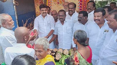 பரமக்குடியில் நீா்மோா் பந்தல் திறப்பு