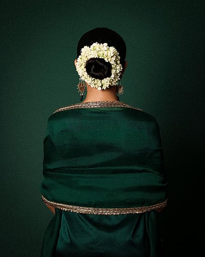 மல்லிப்பூ சூடிய மங்கை.. யார் இவர்?