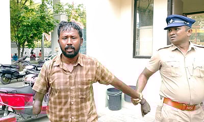 மனைவி ஏமாற்றிய பணத்தை மீட்டுத் தரக்கோரி மாற்றுத் திறனாளி தீக்குளிக்க முயற்சி