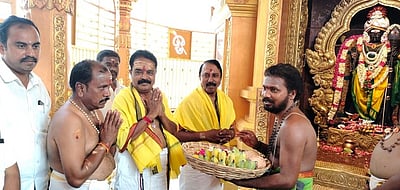 முத்துமலை முருகன் கோயிலில் 
அதிமுகவினா் சிறப்பு பூஜை