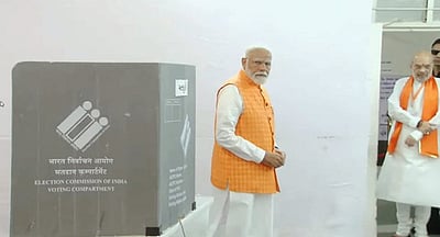 குஜராத்: காந்திநகா் தொகுதியில் வாக்களித்தாா் பிரதமா் மோடி!