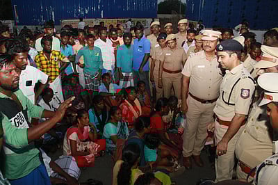 பாளை.யில் இளைஞா் வெட்டிக்கொலை: உறவினா்கள் மறியல்; போக்குவரத்து பாதிப்பு