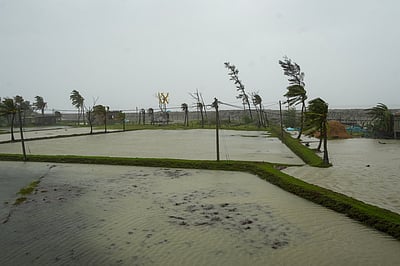 வங்கதேச கடற்பகுதியை புரட்டிப் போட்ட ‘ரீமெல்’: 7 பேர் பலி