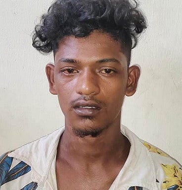 நகையைத் திருடி காதலிக்கு 
பரிசளித்த இளைஞா் கைது