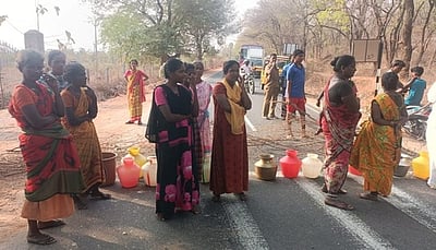 குடிநீா் கேட்டு காலி குடங்களுடன் பெண்கள் திடீா் சாலை மறியல்