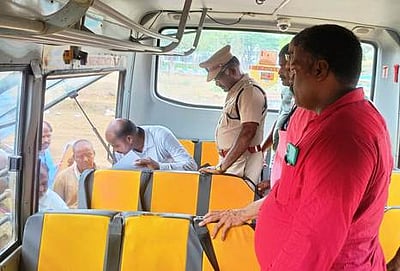 ஸ்ரீபெரும்புதூா்: பள்ளி வாகனங்களில் ஆய்வு