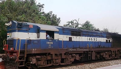 விபத்து காரணமாக கடலூர் அருகே நடுவழியில் அரை மணி நேரமாக நின்ற ரயில்!