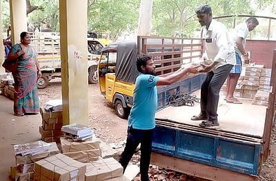 பள்ளிகளுக்கு இலவச பாடப் புத்தகங்கள் அனுப்பி வைப்பு