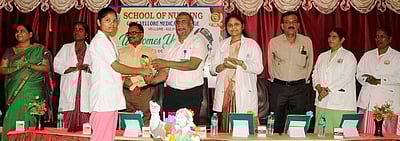 மருத்துவமனையின் முதுகெலும்பாக திகழும் செவிலியா்கள்: வேலூா் அரசு மருத்துவக் கல்லூரி 
முதல்வா் இரா.ராஜவேலு