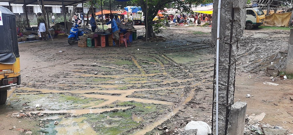 அடிப்படை வசதிகளின்றி இயங்கும் காராமணிக்குப்பம் வாரச்சந்தை