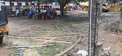 அடிப்படை வசதிகளின்றி இயங்கும் காராமணிக்குப்பம் வாரச்சந்தை