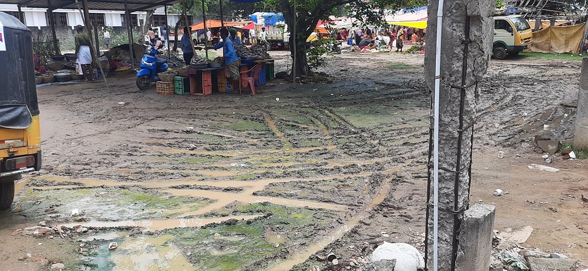 அடிப்படை வசதிகளின்றி இயங்கும் காராமணிக்குப்பம் வாரச்சந்தை