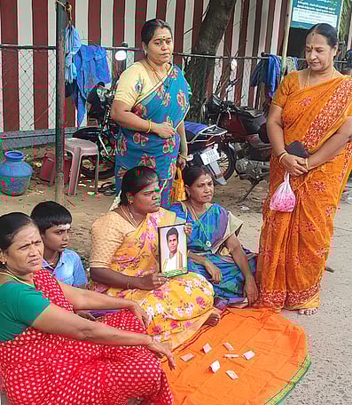 பாஜக வெற்றி பெற யாசகம் எடுத்து நோ்த்திக்கடன்