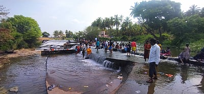 முல்லைப் பெரியாறு தடுப்பணையில் குளித்து மகிழ்ந்த சுற்றுலாப் பயணிகள்