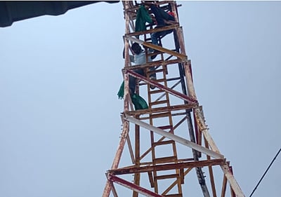 திருச்சி: செல்போன் கோபுரத்தில் ஏறி விவசாயிகள் போராட்டம்!
