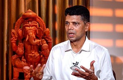 ‘பொக்கிஷ’ அறையின் சாவிகளை
பிரதமா் கண்டுபிடிக்கட்டும்: வி.கே.பாண்டியன்