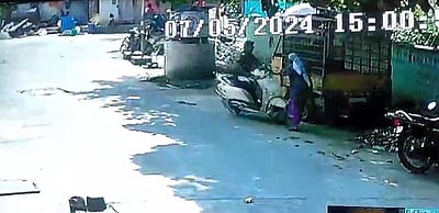 வேலூரில் தூய்மைப் பணியாளர் மீது மோதிய இருசக்கர வாகனம்: மரித்துப்போனதா மனிதம்?