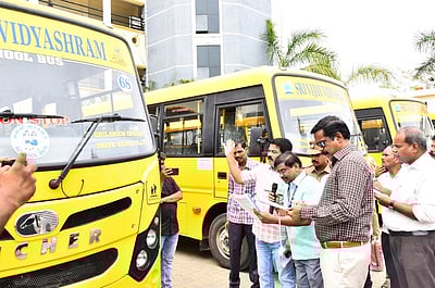 559 பள்ளி வாகனங்கள் தணிக்கை: திருப்பத்தூா் ஆட்சியா் ஆய்வு