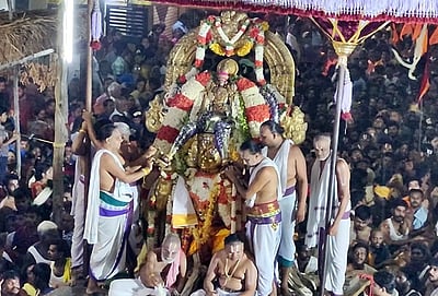 தங்க கருட வாகனத்தில் எழுந்தருளிய வரதராஜ பெருமாள்!