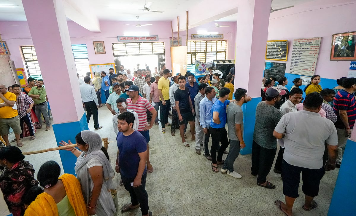 6-ஆம் கட்ட வாக்குப்பதிவு: 11 மணி நிலவரம்! மேற்கு வங்கத்தில் விறுவிறுப்பு!!