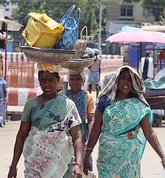 விளிம்பு நிலை மக்களின் வாழ்வில் விளக்கேற்றுவோம்