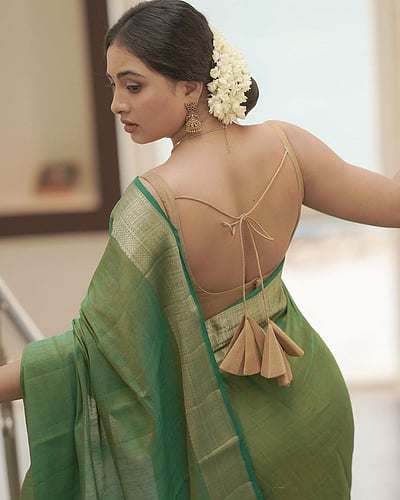 மரகத பச்சையும் மல்லிப்பூவும்! ஸ்ருஷ்டி டாங்கே..