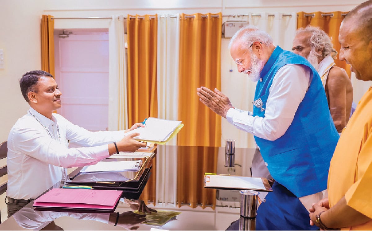 பிரதமரிடம் வேட்பு மனு பெற்ற தேர்தல் அதிகாரி தமிழர்