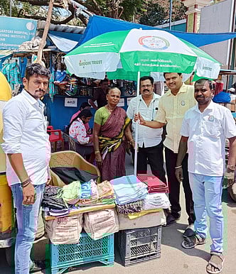 சாலையோர வியாபாரிகளுக்கு குடை