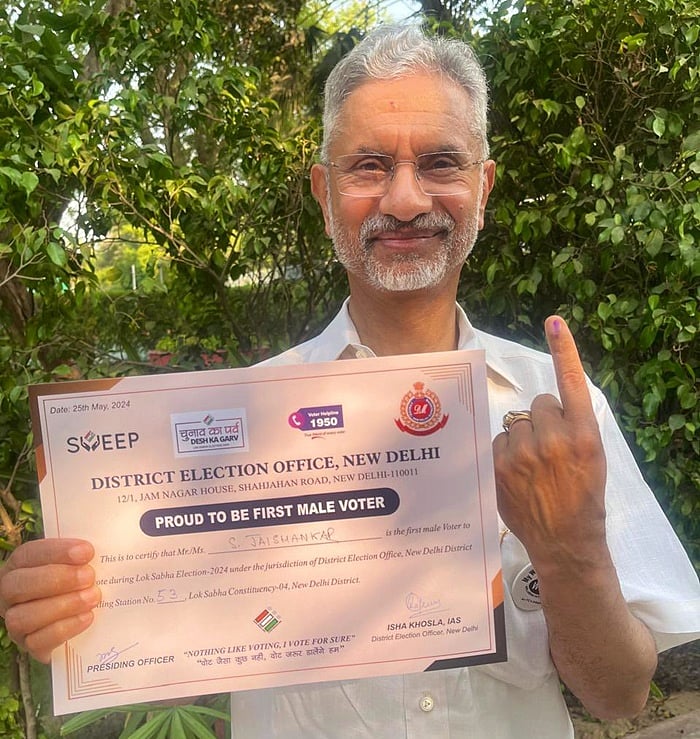 தில்லியில் உள்ள வாக்குச்சாவடியில் முதல் நபராக வாக்களித்த மத்திய அமைச்சர் ஜெய்சங்கர்