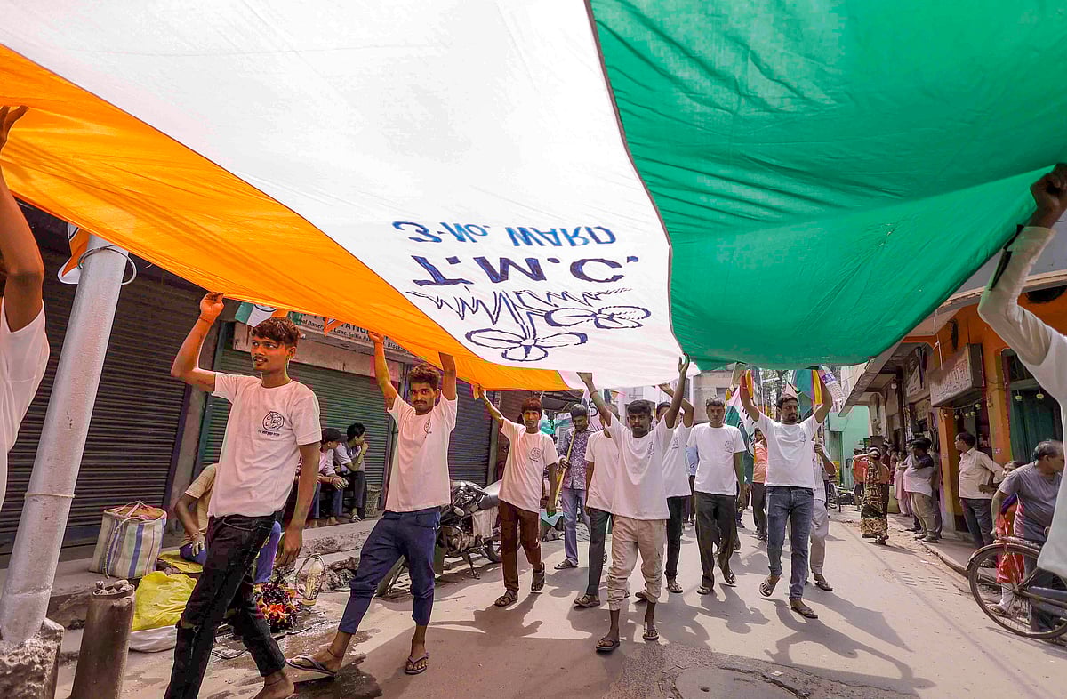 ஹவுரா மாவட்டத்தில் தேர்தல் பிரசாரத்தின் போது திரிணமூல் காங்கிரஸ் தொண்டர்கள் மாபெரும் கட்சிக் கொடியை கொண்டு சென்ற காட்சி.