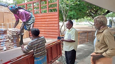 அரசுப் பள்ளிகளுக்கு பாடப் புத்தகங்கள் அனுப்பும் பணி தீவிரம்