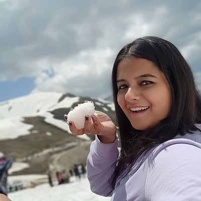 பனிமலர்... காஷ்மீரில் எதிர்நீச்சல் நந்தினி!