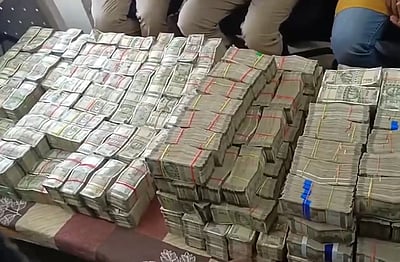 ஆந்திரம்: மினி வேனிலிருந்து சாலையில் சிதறிய ரூ.7 கோடி பறிமுதல்