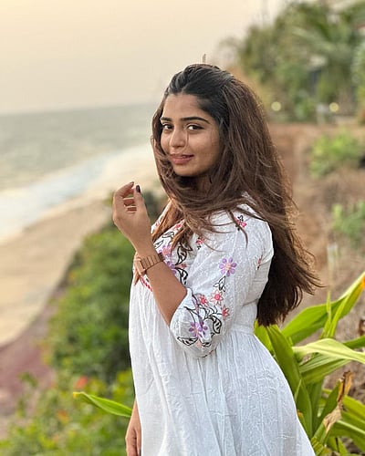 சூரிய அஸ்தமனம் காணும் நிலவு!