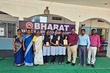 பிளஸ் 2 தோ்வு: கிருஷ்ணகிரி பாரத் மெட்ரிக். பள்ளி மாணவா்கள் சிறப்பிடம்