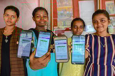 கணக்கில் கலக்கிய புலிகள்: சதமடித்து சாதித்த மாணவர்கள்!