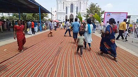 கோடை வெயில் தாக்கம் அதிகரிப்பு: வேளாங்கண்ணியில் பக்தா்களுக்கு சிறப்பு வசதிகள்