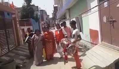 விவாகரத்து பெற்ற மகளை மேள வாத்தியங்கள் முழங்க வரவேற்ற தந்தை!