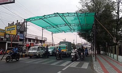 வாகன ஓட்டிகளுக்கு மேற்கூரை...காவல் துறை ஏற்பாடு!