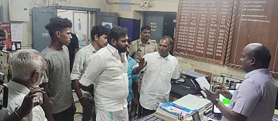 சாா் பதிவாளா் அலுவலகத்தை 
முற்றுகையிட்டுப் போராட்டம்