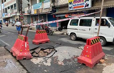 ராசிபுரம் நகரில் சாலையில் திடீா் பள்ளம்