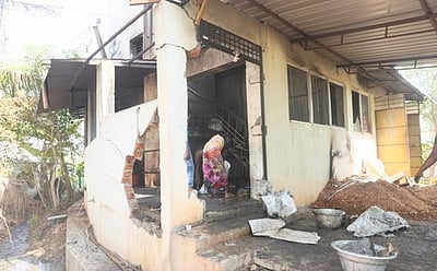 கடலை மிட்டாய் உற்பத்தி கூடத்தில் சிலிண்டா் வெடித்ததில் தீ விபத்து -புகைமூட்டத்தில் சிக்கிய 7 போ் மீட்பு