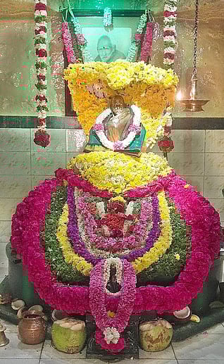 மானூா் சுவாமிகள் கோயிலில்
அமாவாசை சிறப்பு பூஜை