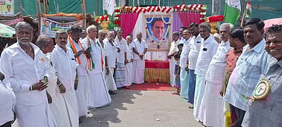 ராஜீவ் காந்தி படத்துக்கு காங்கிரஸ் கட்சியினா் மரியாதை
